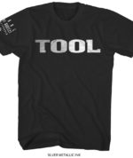 TOOL Camiseta Negra: METALLIC SILVER LOGO (SLEEVE PRINT) 26,90€